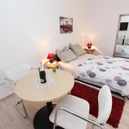 Rooms And Apartments Sally Ровінь Екстер'єр фото