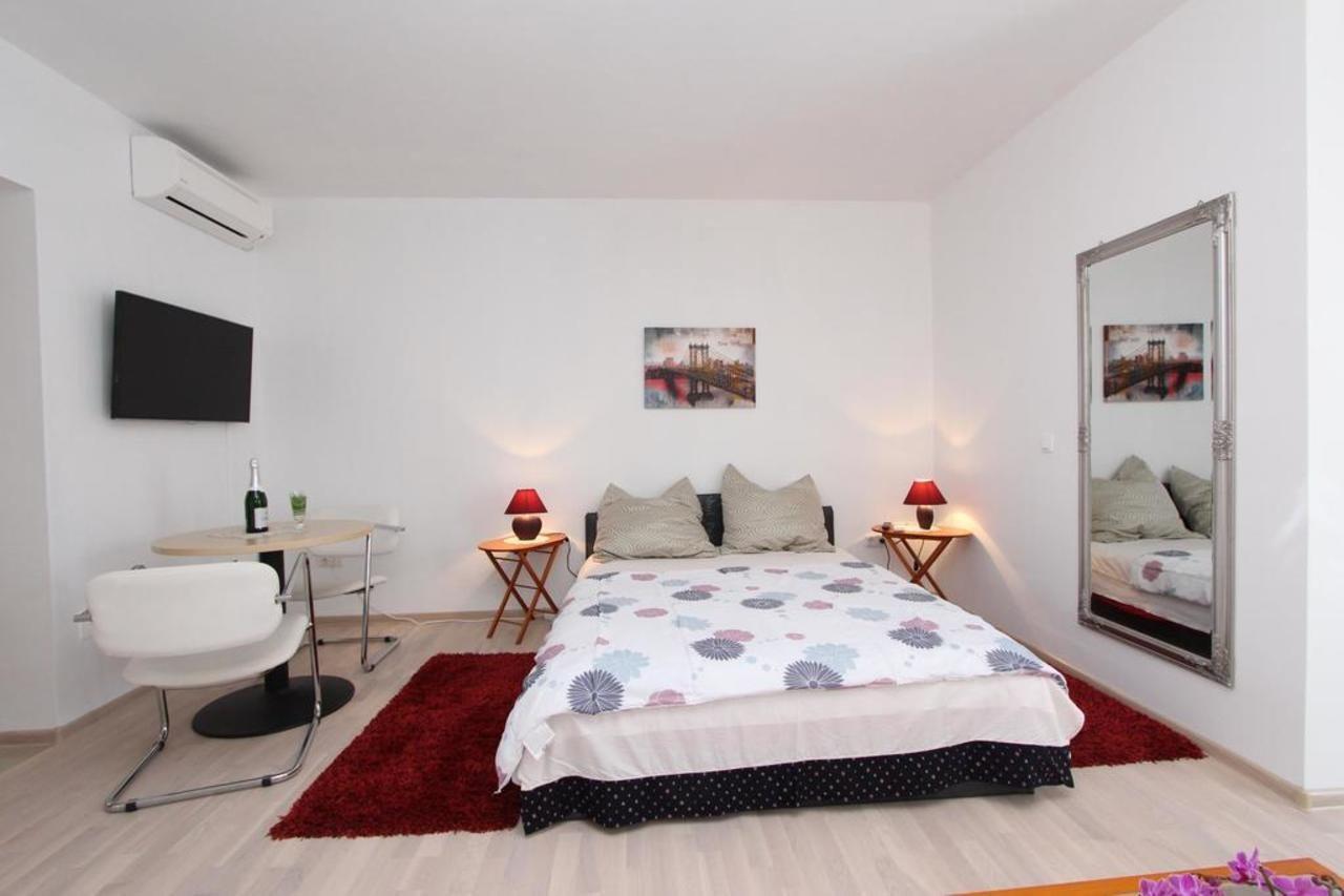 Rooms And Apartments Sally Ровінь Екстер'єр фото