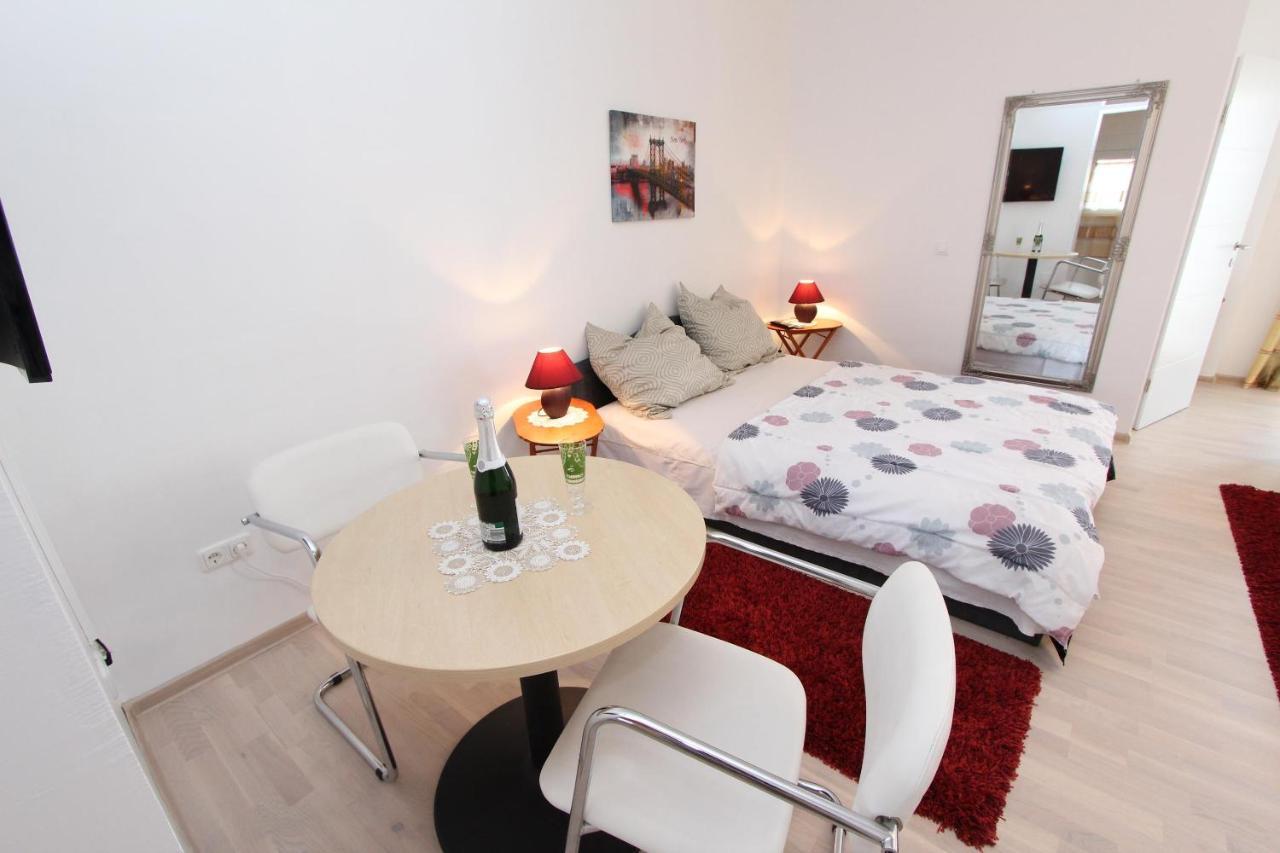 Rooms And Apartments Sally Ровінь Екстер'єр фото