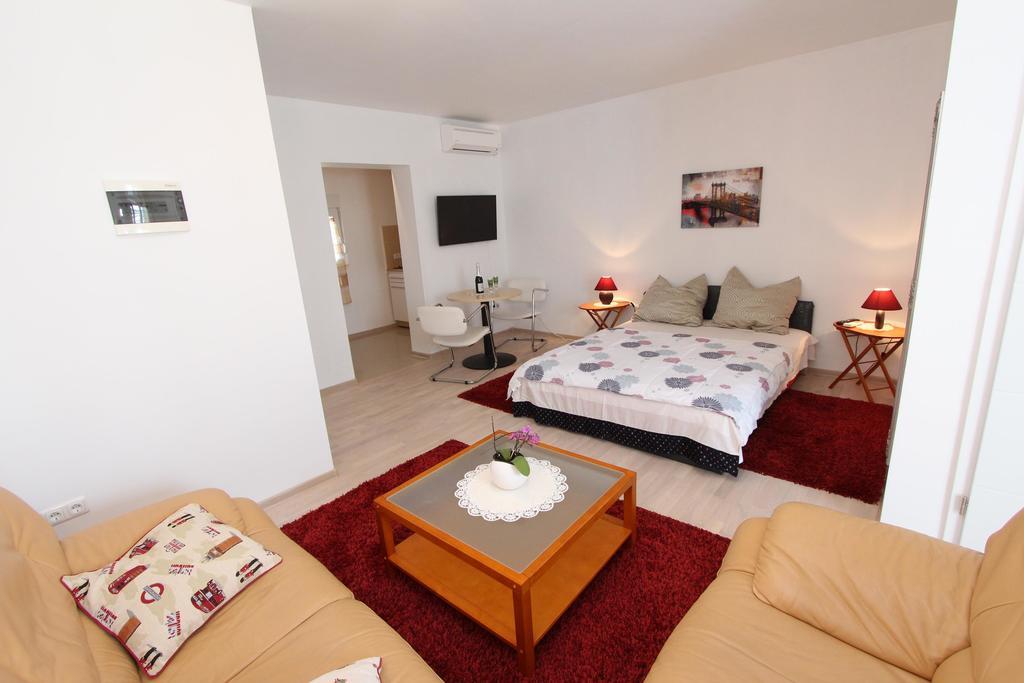 Rooms And Apartments Sally Ровінь Екстер'єр фото