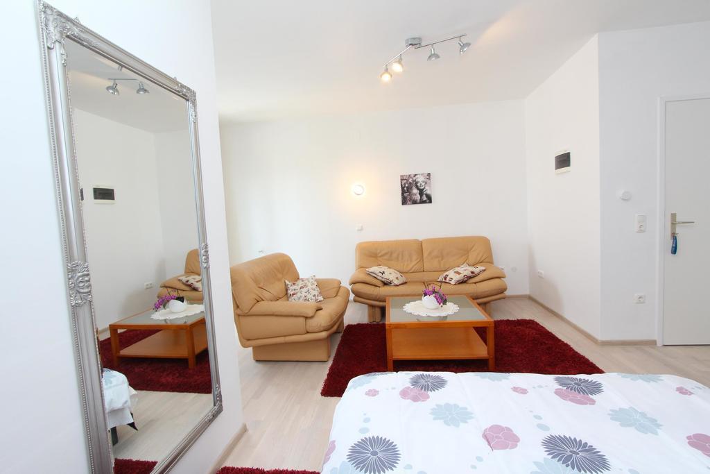 Rooms And Apartments Sally Ровінь Екстер'єр фото