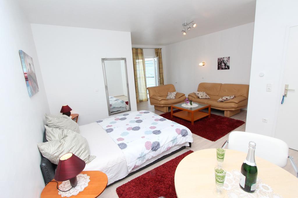 Rooms And Apartments Sally Ровінь Екстер'єр фото