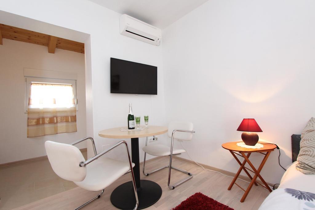 Rooms And Apartments Sally Ровінь Номер фото