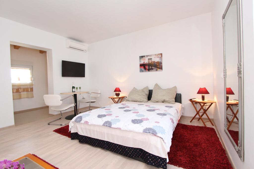 Rooms And Apartments Sally Ровінь Номер фото