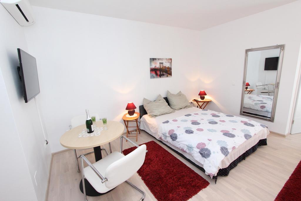 Rooms And Apartments Sally Ровінь Екстер'єр фото