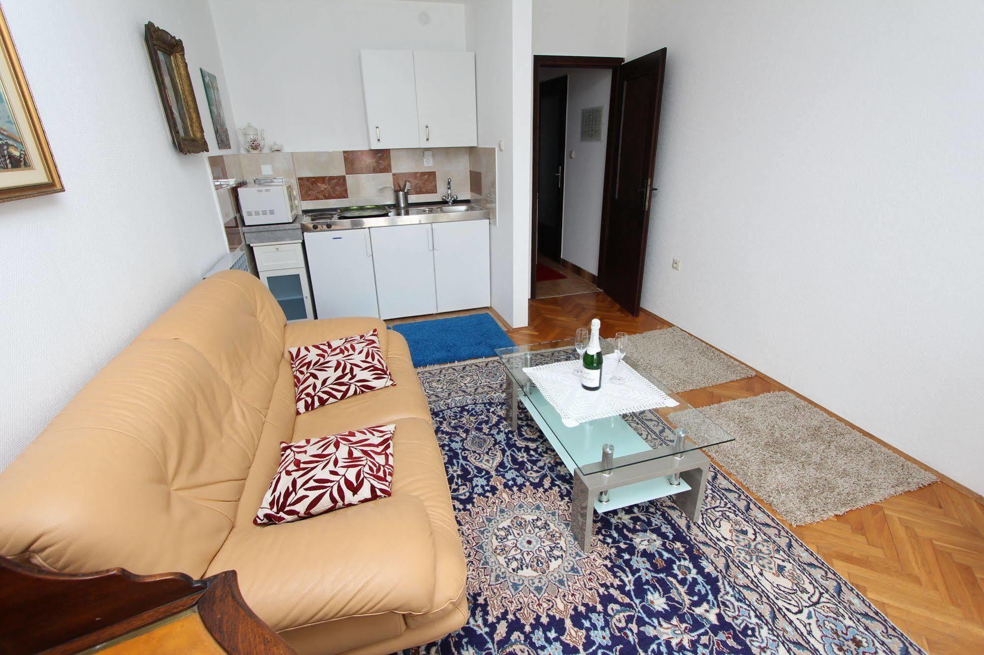 Rooms And Apartments Sally Ровінь Екстер'єр фото