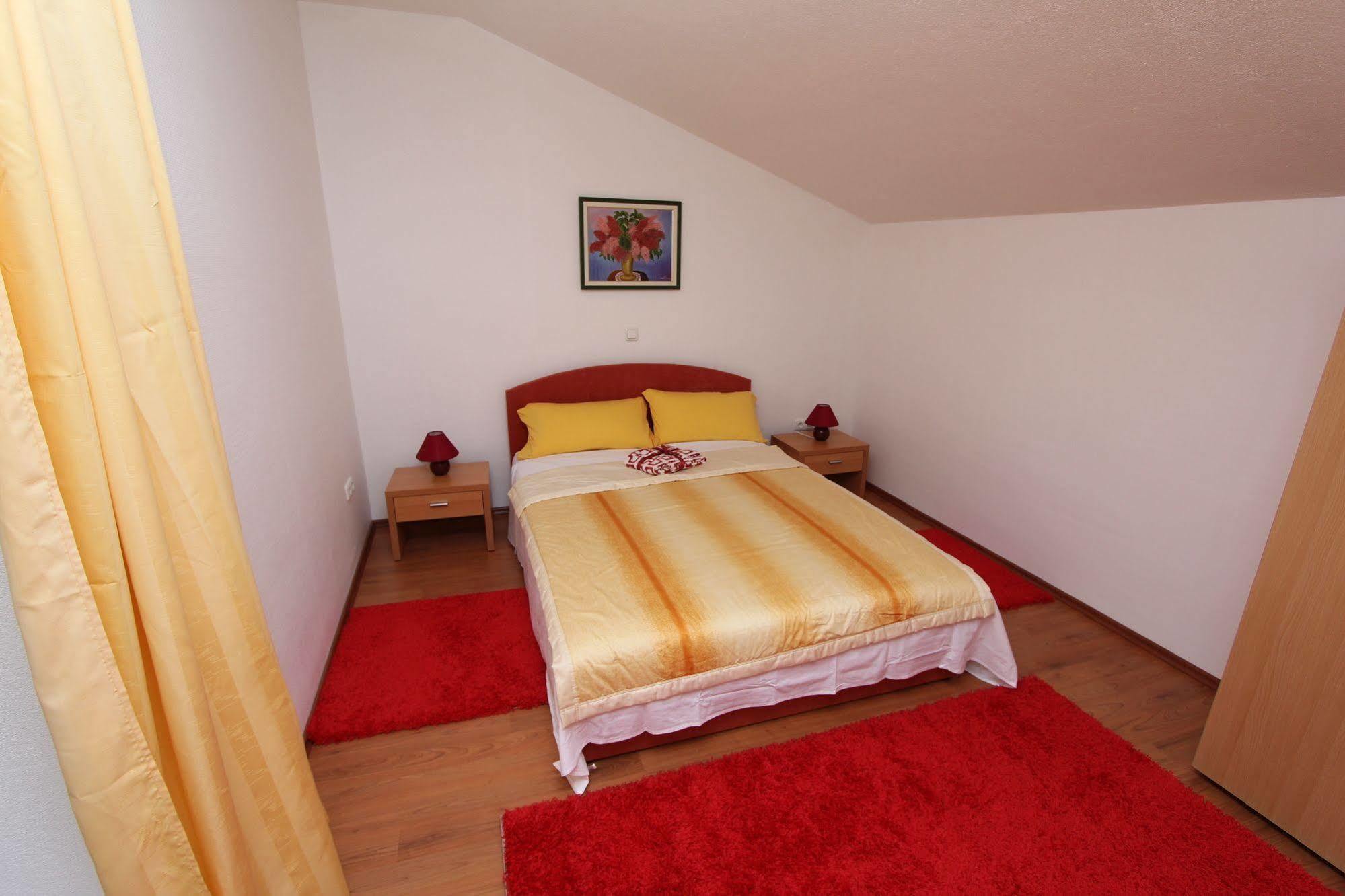Rooms And Apartments Sally Ровінь Екстер'єр фото