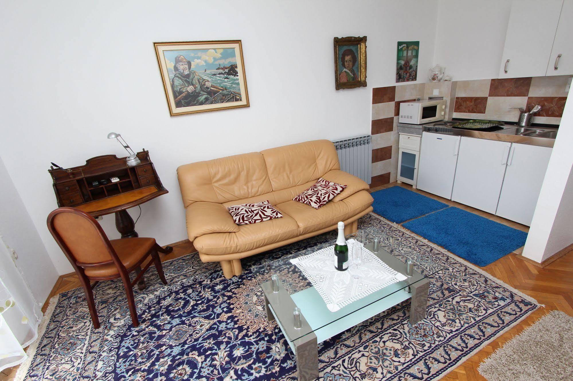 Rooms And Apartments Sally Ровінь Екстер'єр фото